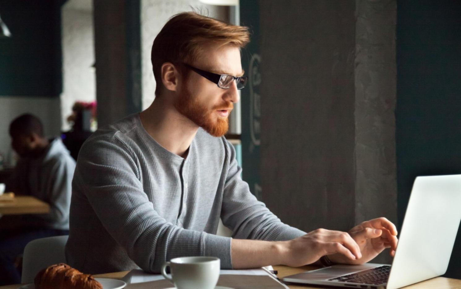 Sesión práctica de metodología de yoga con enfoque en técnicas de enseñanza
