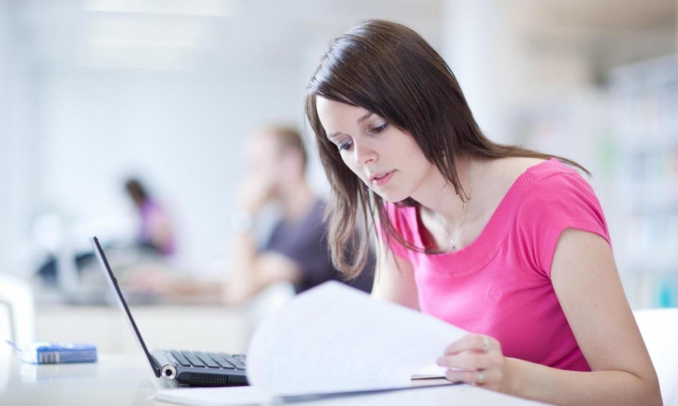 Estudiante revisando materiales de estudio de yoga en formato digital